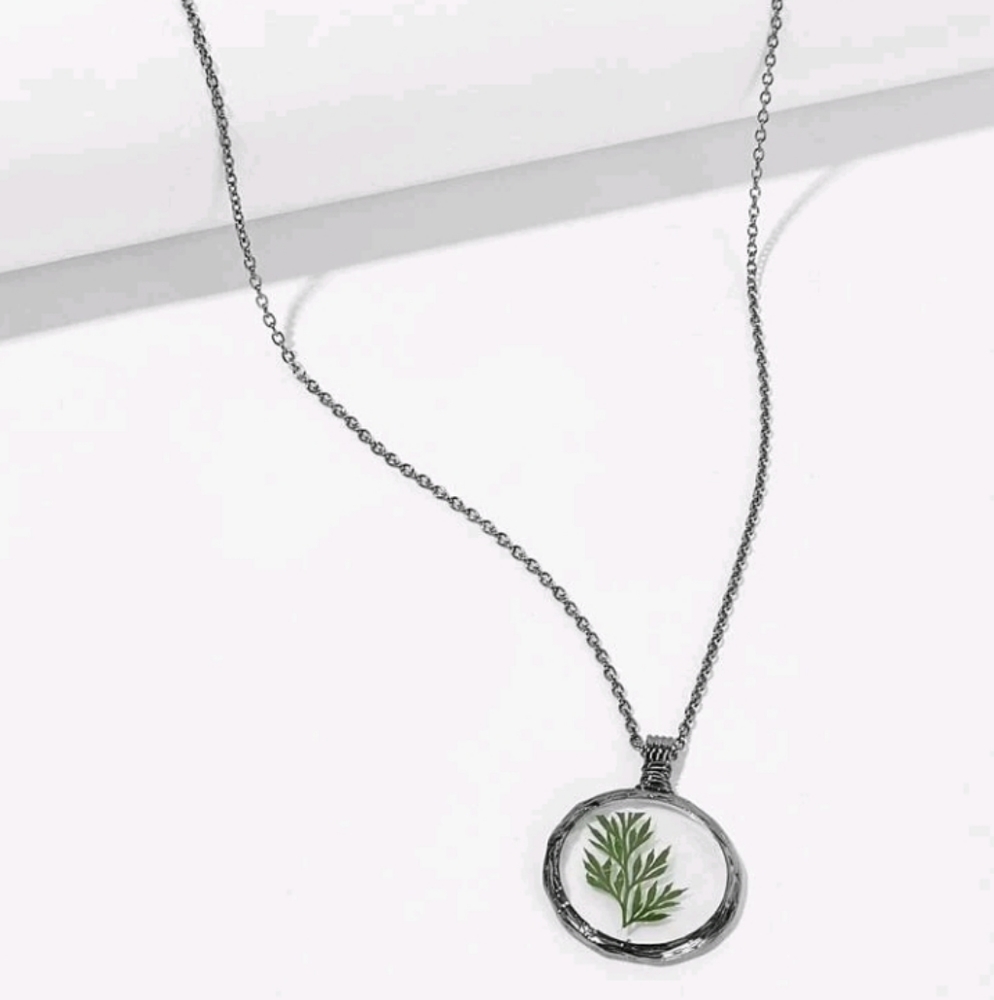 SHEIN Leaf Pendant Necklace